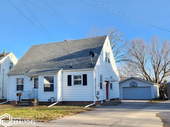 921 15th St NE, Mason City, IA 50401