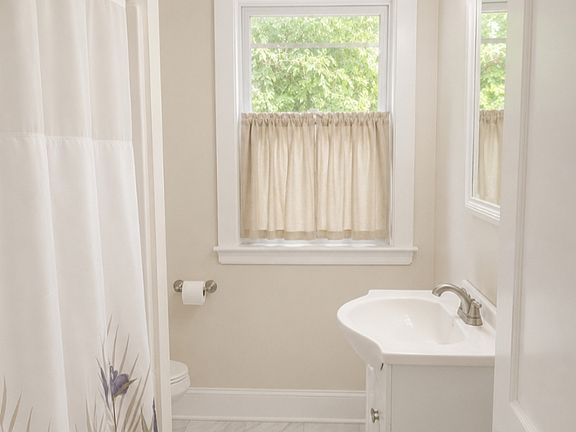 5th image of 18-20 Glenwood Ave #18
