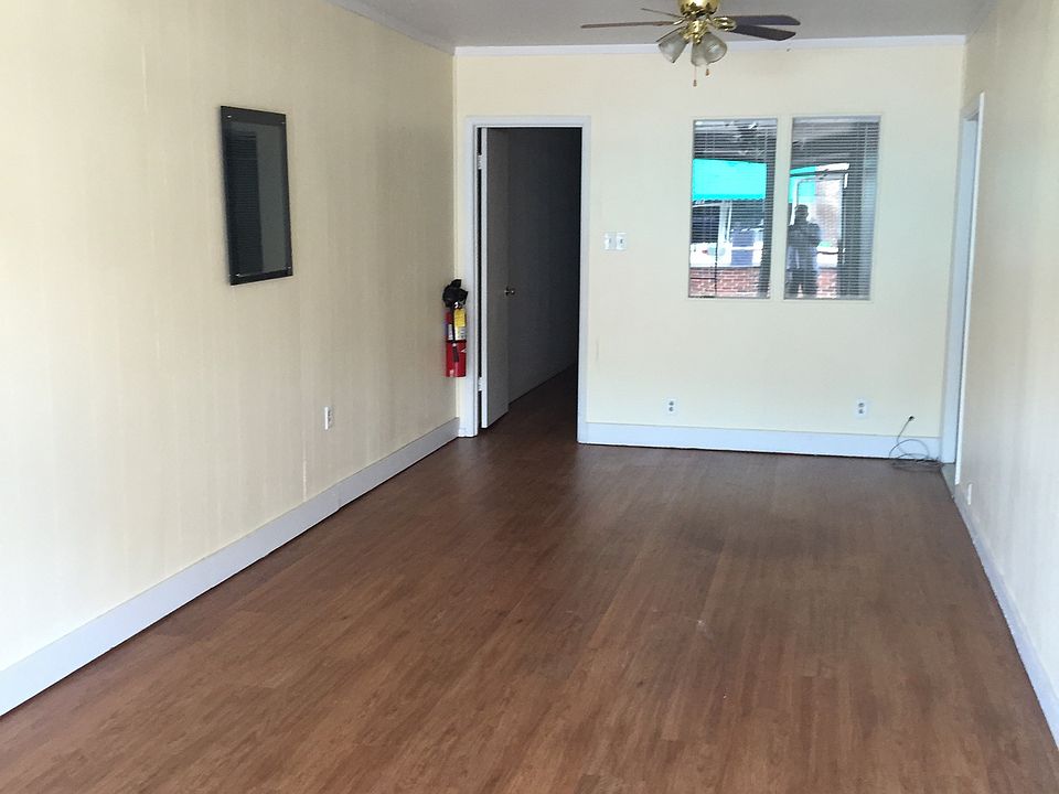2nd image of 140 W Main St