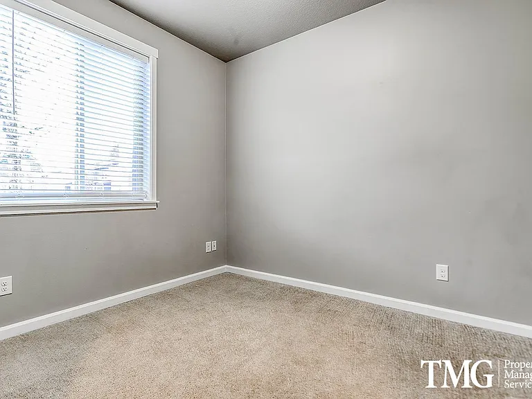 8227 NE 20th St — Photo 12