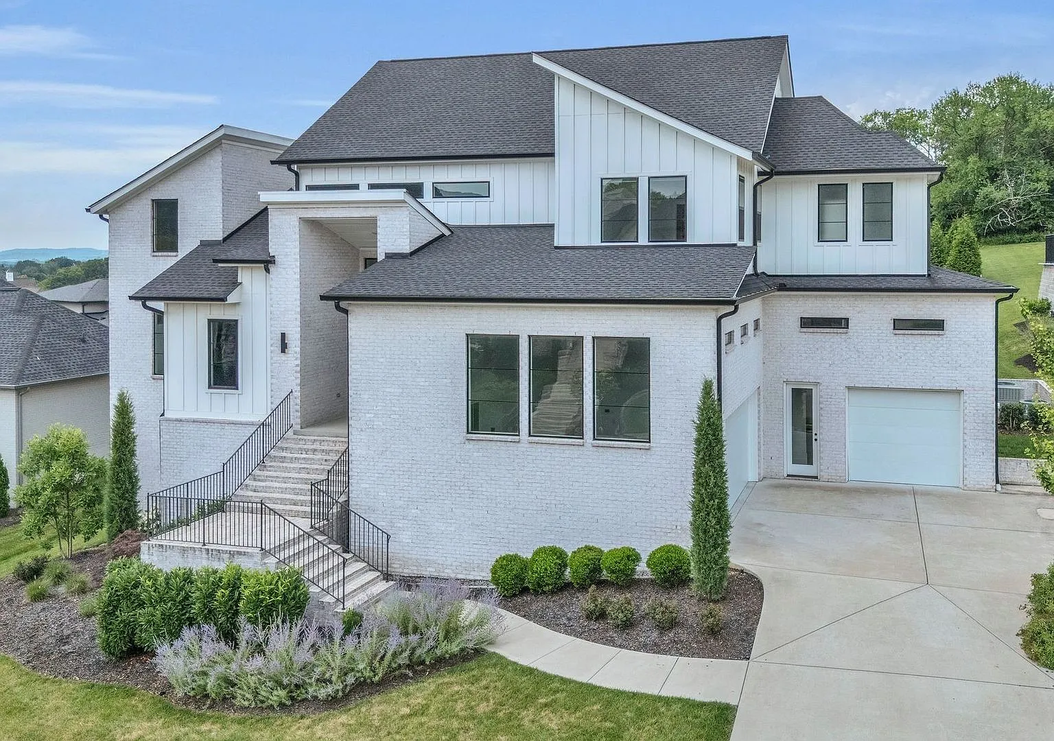 Modern Luxury in the Heart of Franklin — Photo 2