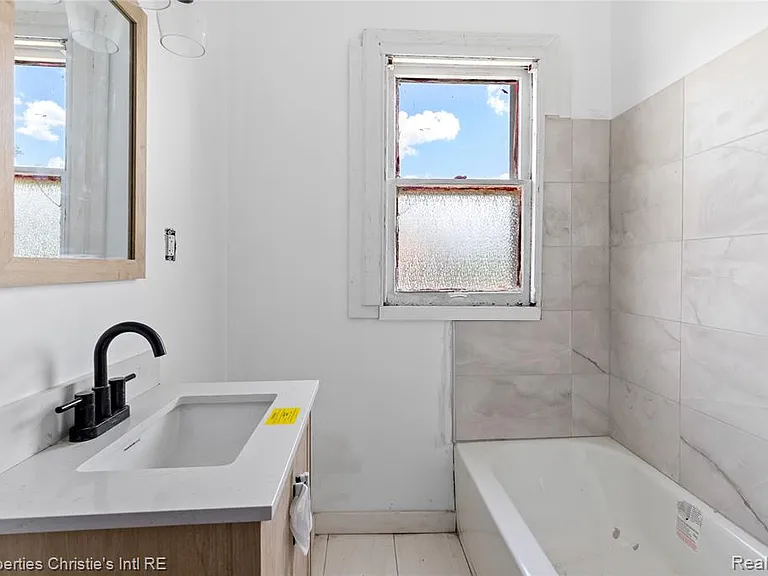 4573 Vancouver St — Photo 8