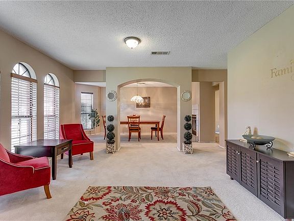 5th image of 830 Clover Hill Ln