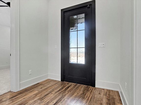 3rd image of 29 Wilshire Blvd