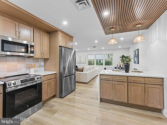 5th image of 681 New Castle Ct
