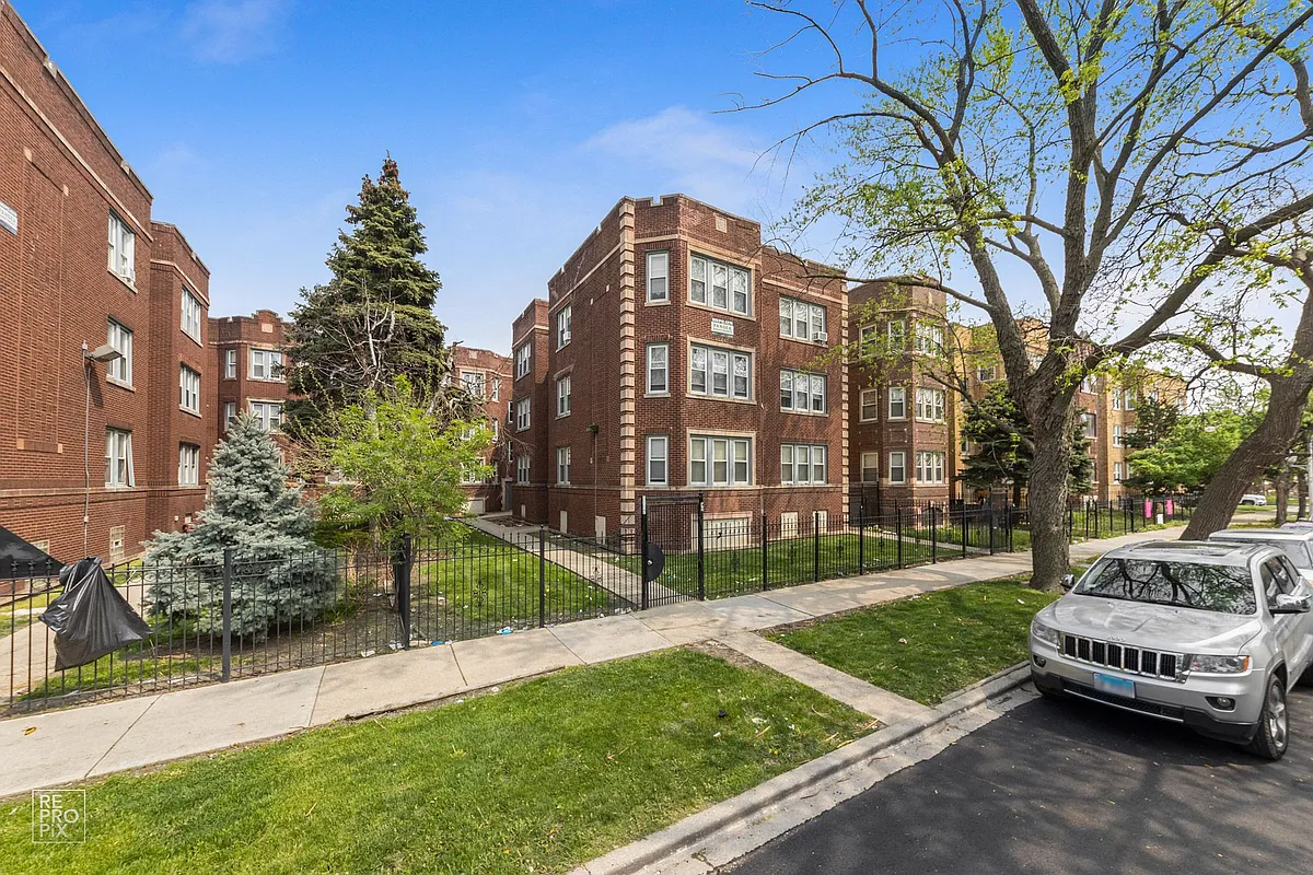 Building Photo - 1117 N Lawler Ave