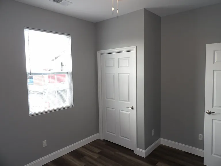 240 E Court St — Photo 35