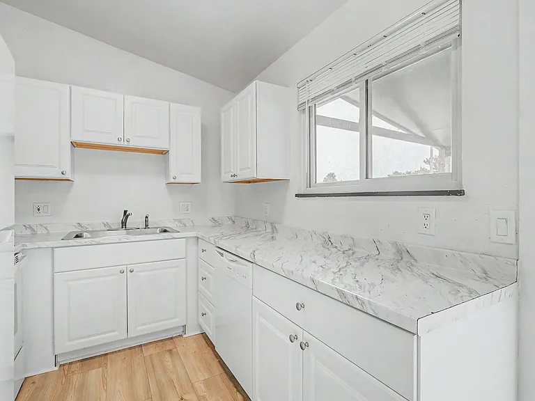 Upgraded kitchen with like-new appliances