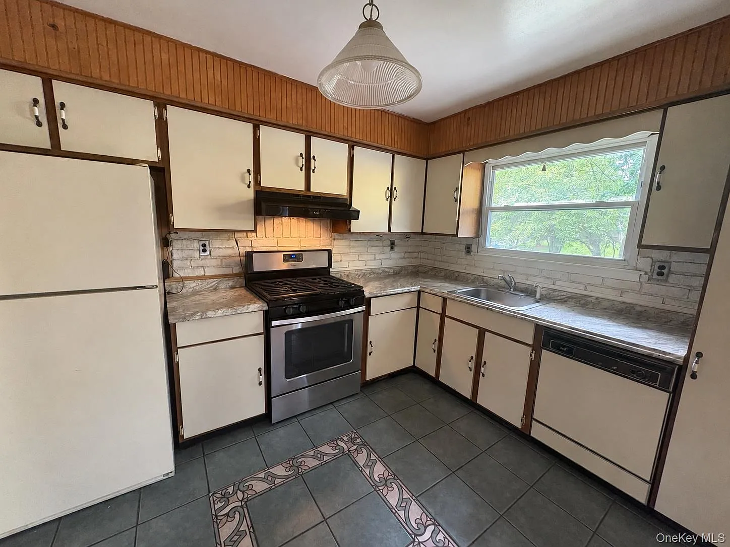 4 bed, 2.0 bath, 2196 sqft, $3,600 — Photo 4