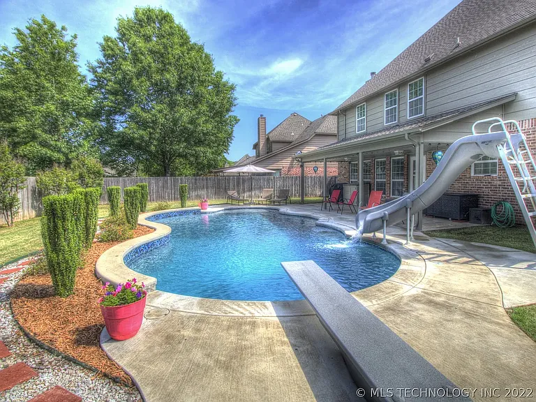 2422 S Redwood Pl — Photo 1
