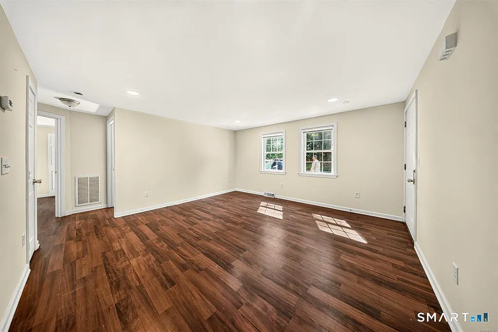 3 bed, 1.0 bath, 965 sqft, $2,200 — Photo 2