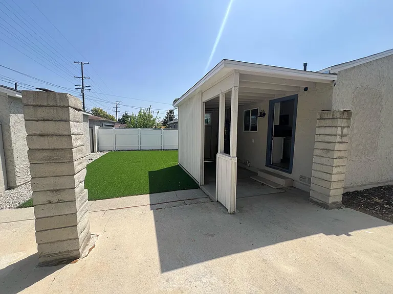 546 N Barbara Ave — Photo 29