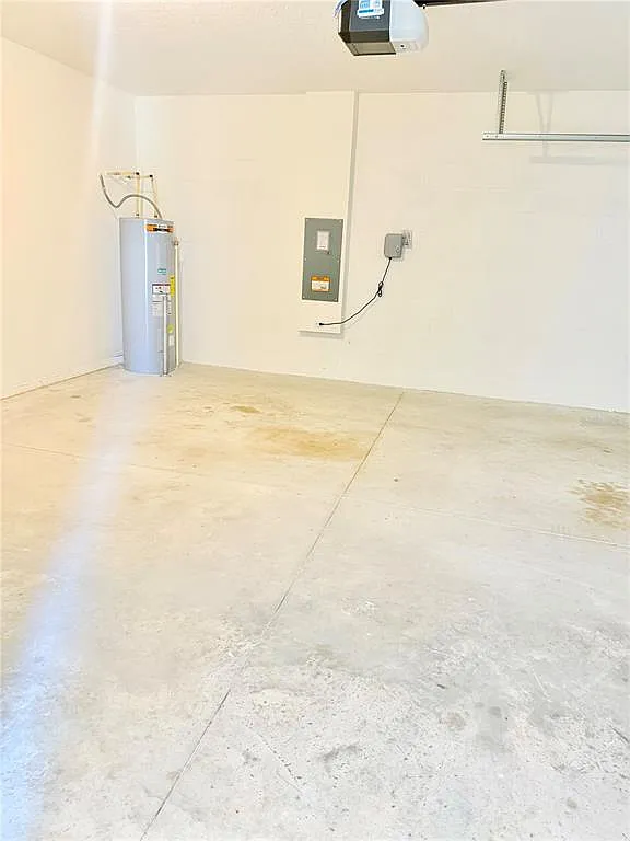4 bed, 2.0 bath, 1633 sqft, $2,400 — Photo 4
