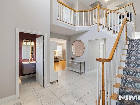 3rd image of 33 Cardinal Lane