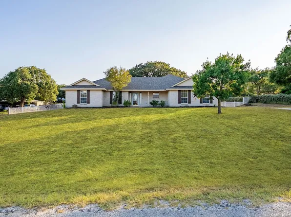 1213 Hillside Oaks Dr, La Vernia, TX 78121