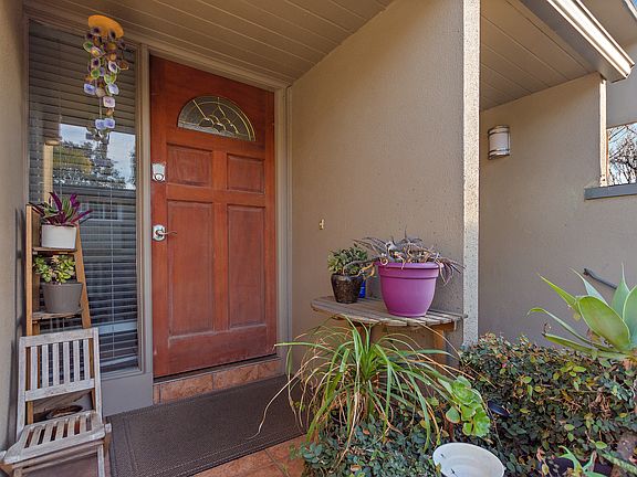 3rd image of 425 Bolero Way