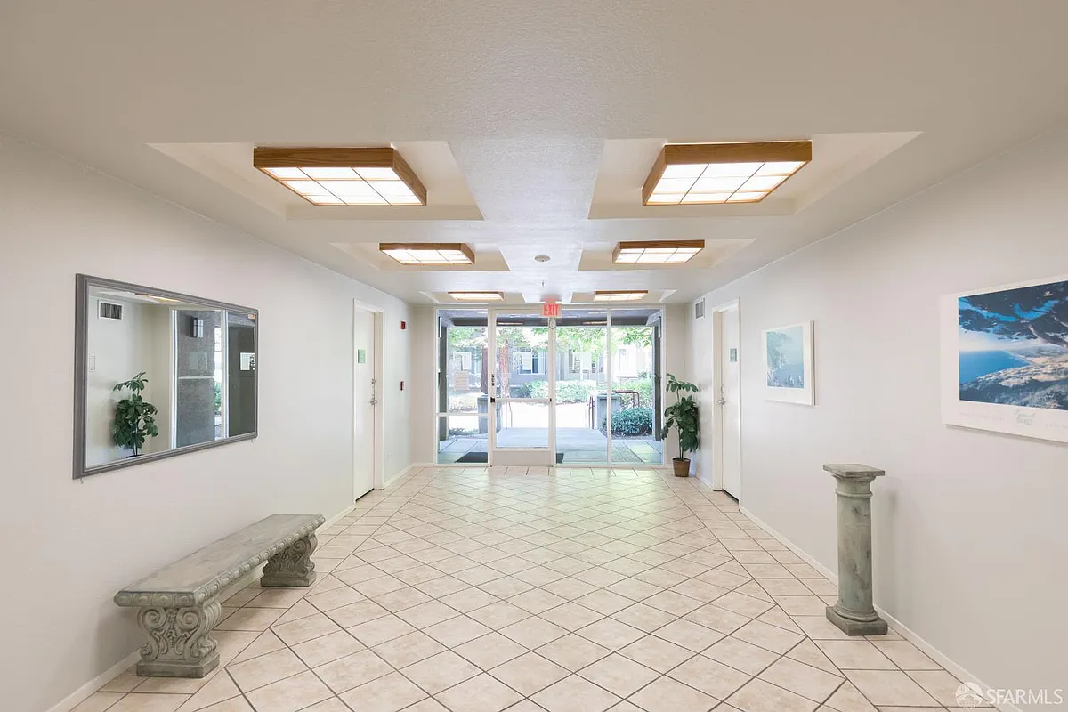 Building Photo - 240 Caldecott Ln #108
