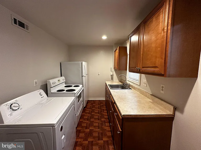 1527 W 36th St #2 — Photo 8