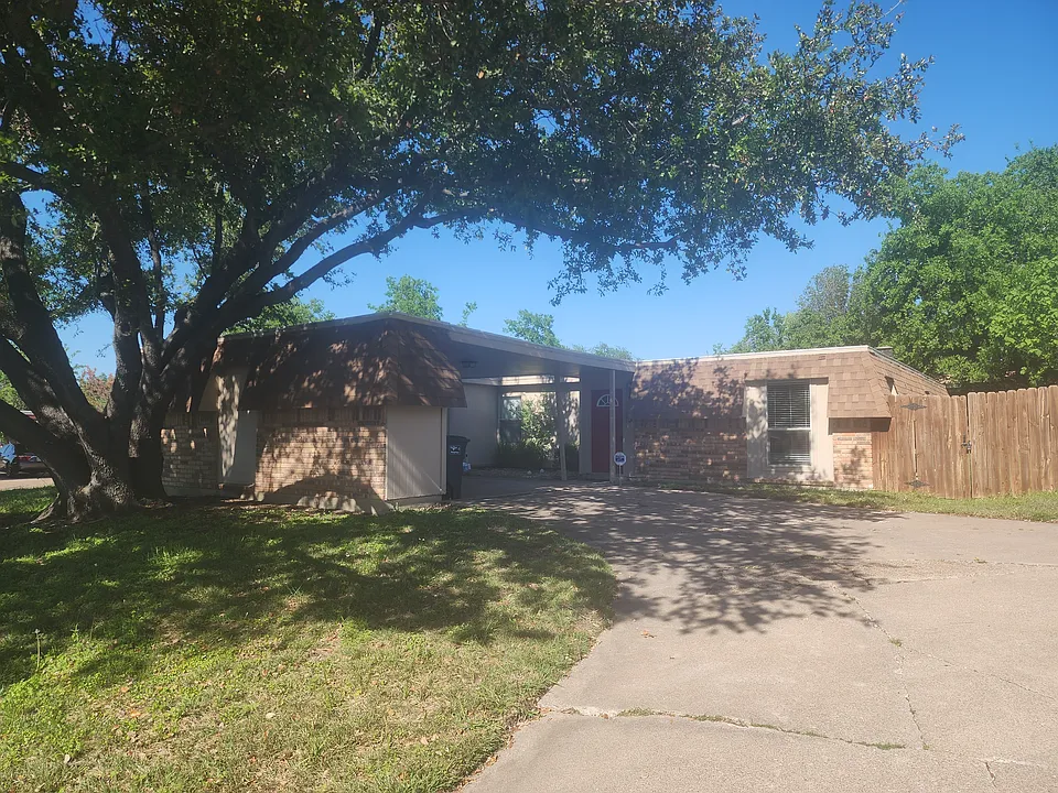 6803 Trail Lake Dr