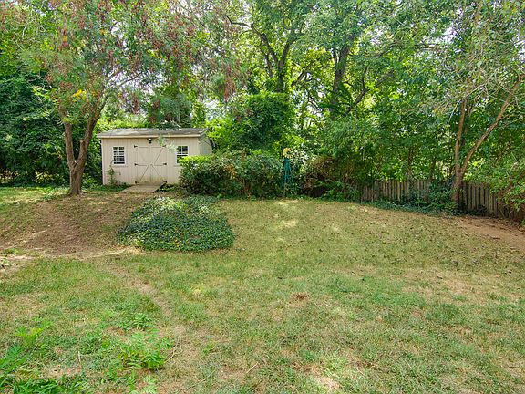 3rd image of 914 Parkwood Cir