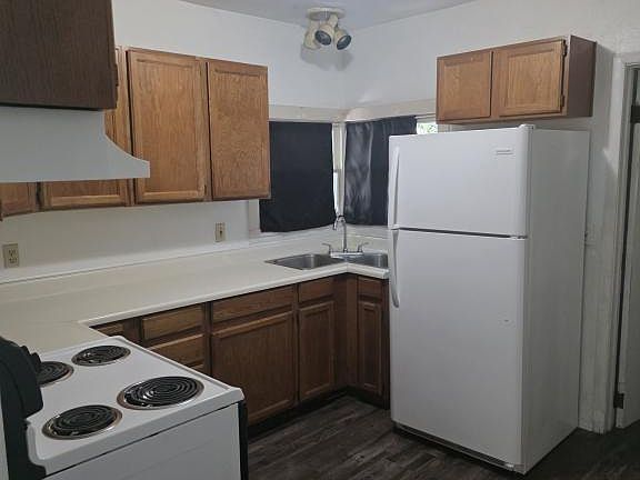 3rd image of 225 SE Grandview Ave