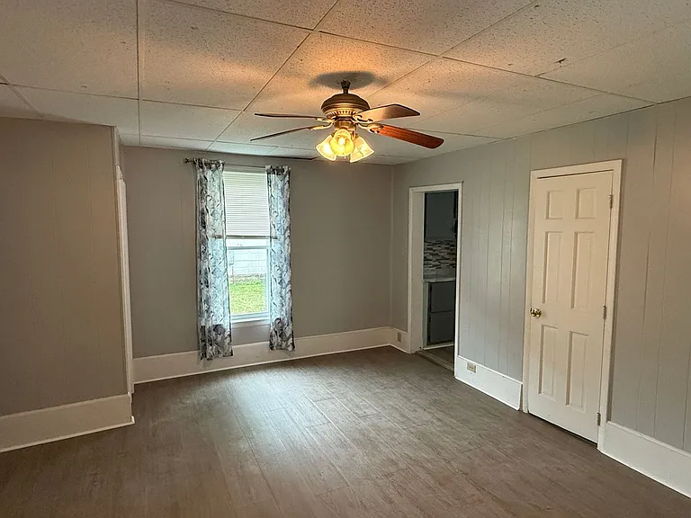 419 Oakley St — Photo 2