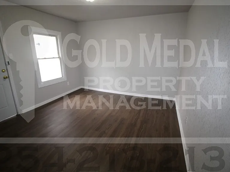 711 W Avenue C — Photo 10