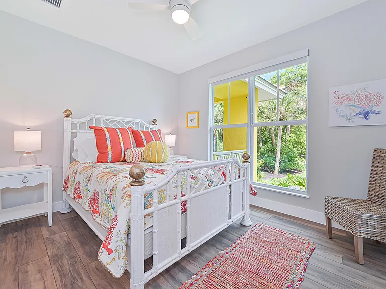 Guest room with queen bed