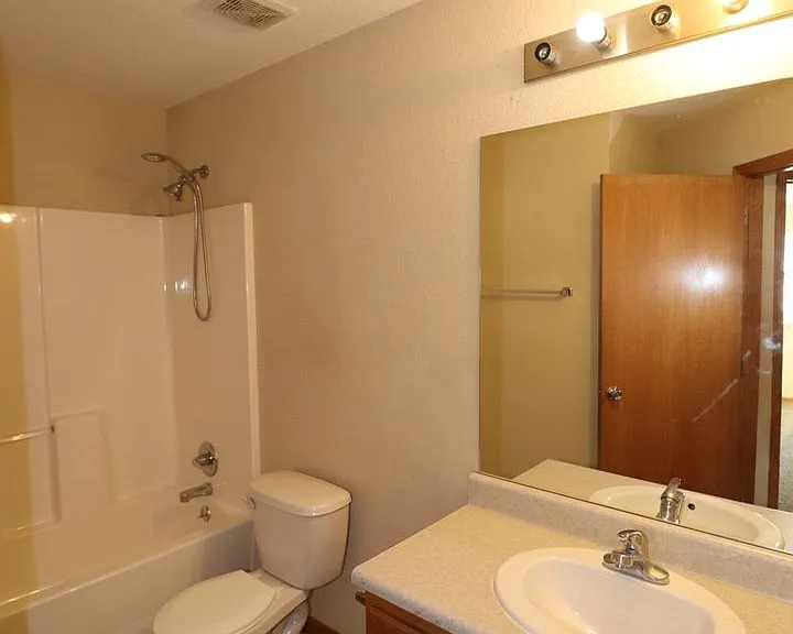 1607 Clover Dr — Photo 10