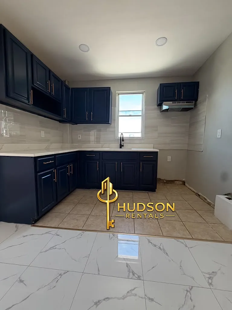 3 bed, 1000 sqft, $2,650 — Photo 1