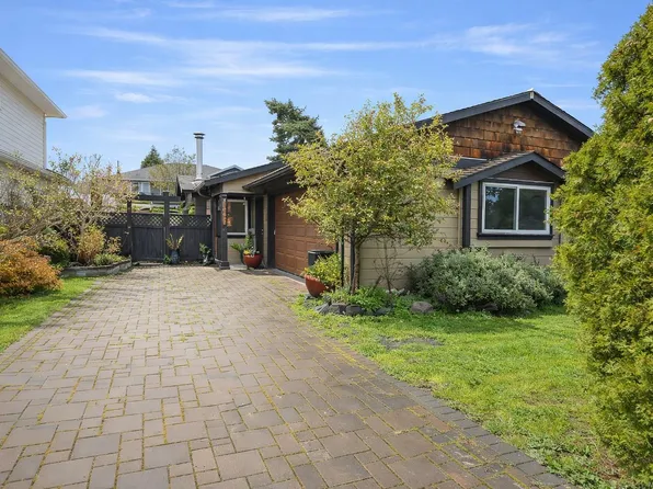 9960 Swiftsure Pl, Sidney, BC V8L 4E4