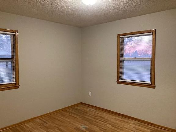 5th image of 221 Saturn St N #221