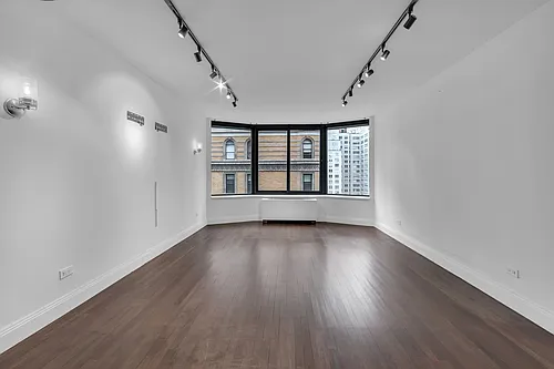 155 W 70th St Photo 1