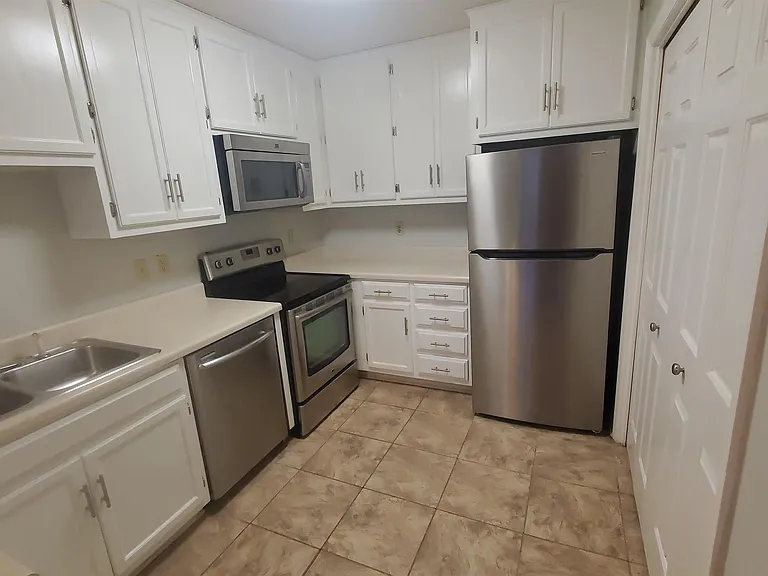 2090 Greenwood Pl SW — Photo 5