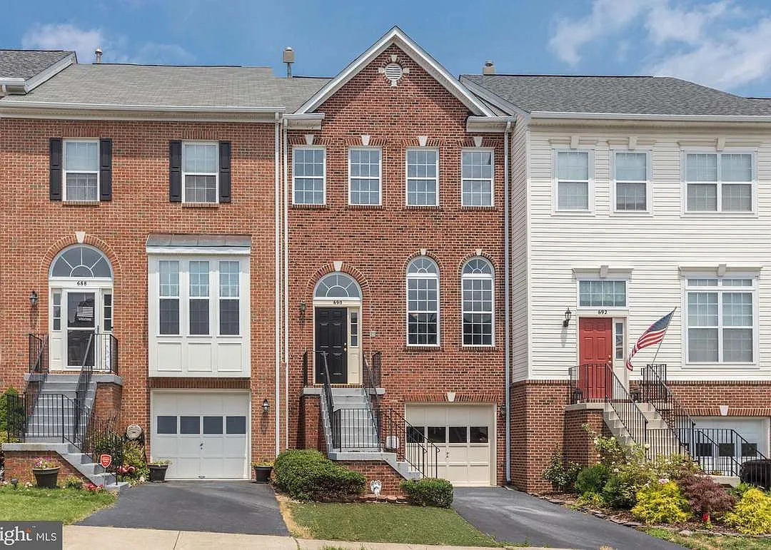 3 bed, 2.5 bath, 2508 sqft, $3,200 — Photo 1