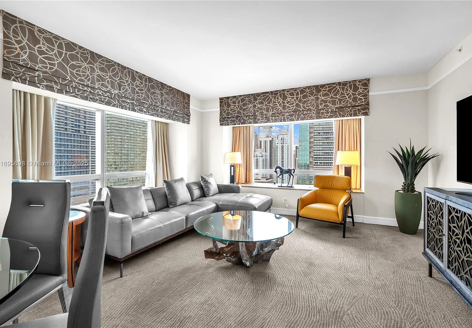 Millennium Tower Condomin — Photo 1