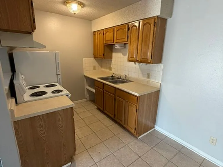 2228 S Oliver Ave — Photo 9