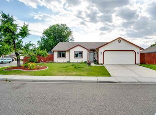 641 N Perry Loop, Kennewick, WA 99336