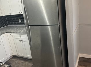 1104 NE 9th St #204, Smithville, TX 78957