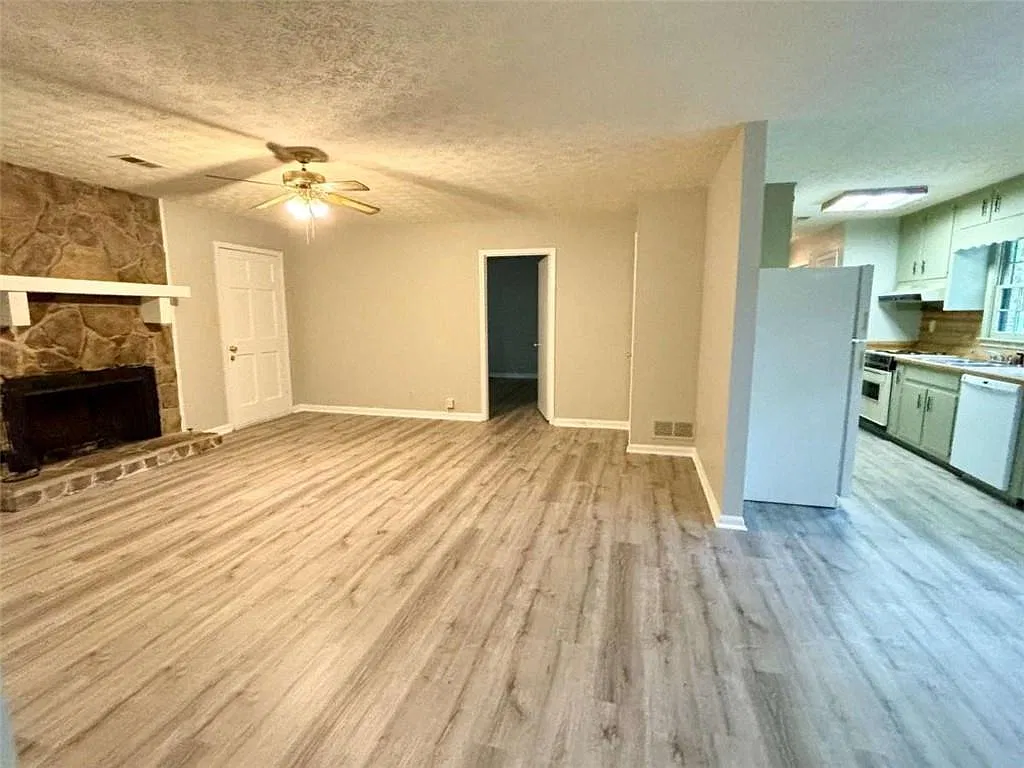 3 bed, 2.0 bath, 1248 sqft, $1,700 — Photo 3