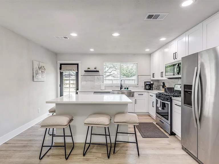 4034 Woodfin St — Photo 11