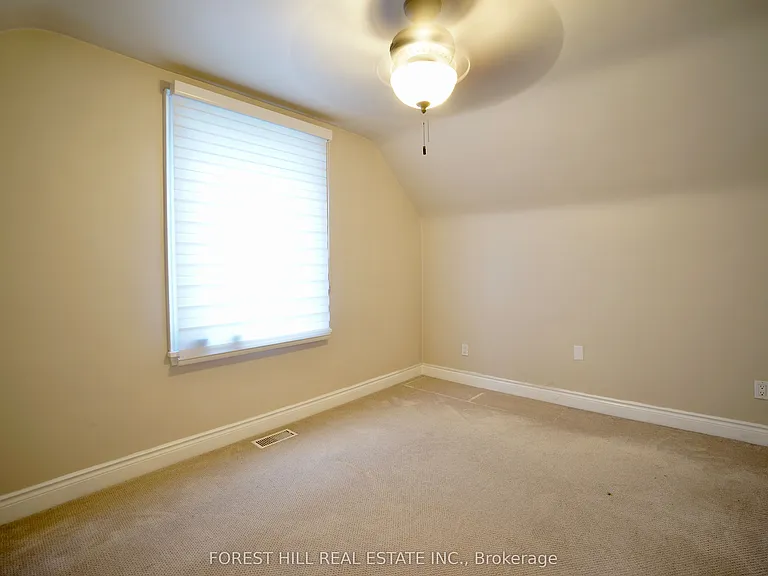 7 Twin Pauls Cres — Photo 9