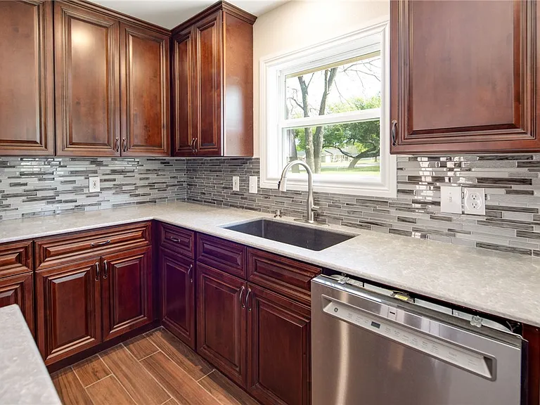 1302 Hackberry St — Photo 9
