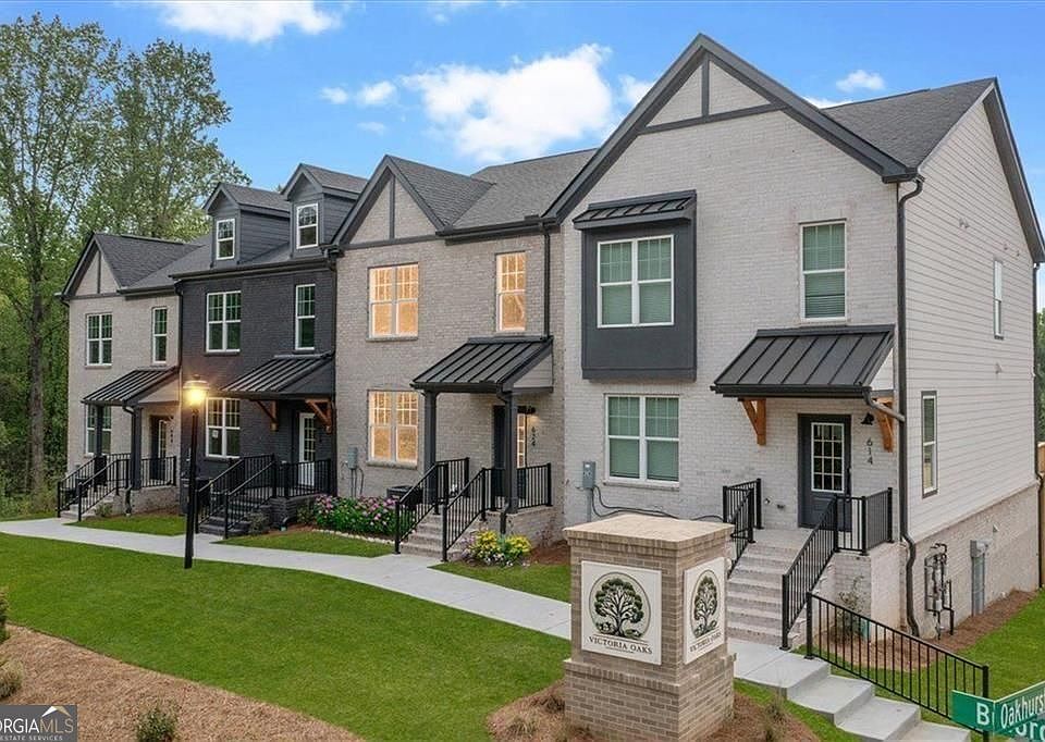 1st image of 624 Oakleaf Grove Ln