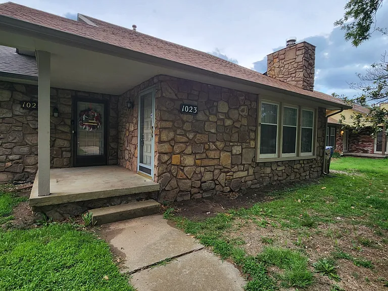 1023 E Redwood Rd — Photo 1