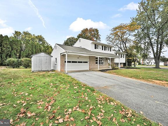 2nd image of 639 Hedgerow Ln
