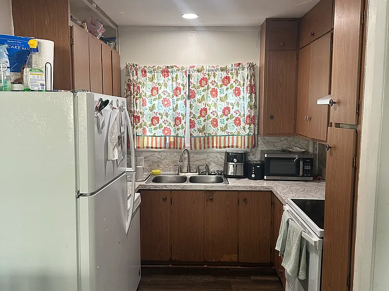 2312 Knapp St — Photo 3