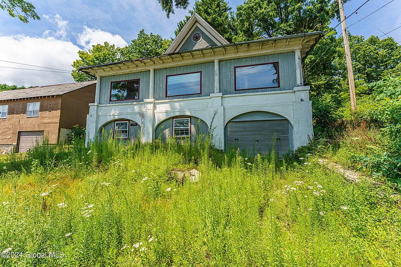2nd image of 4789 Lake Shore Drive