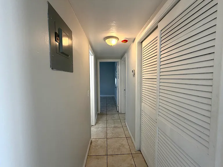 915 NE 8th St #104 — Photo 6