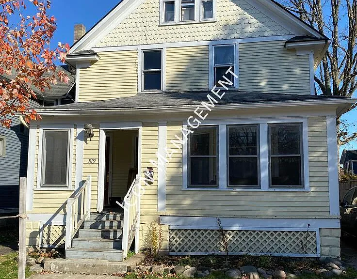 819 Oak St — Photo 1